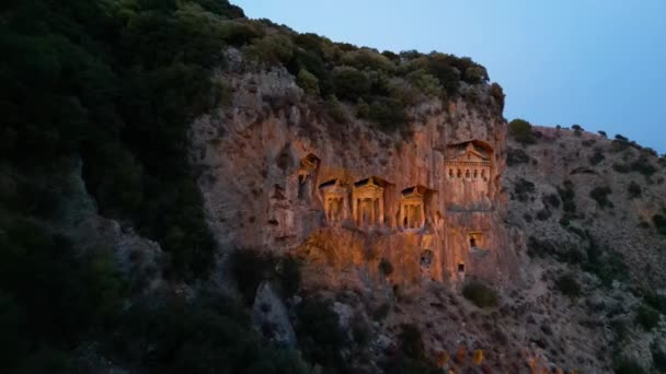リシアの岩は トルコのムグラ県のダリヤンの墓を切りました — ストック動画