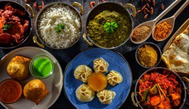 Hint yemekleri ile kompozisyon: samosa, pakora, palak paneer, jalfrezi, thukpa ve naan ekmeği