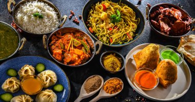 Hint yemekleri ile kompozisyon: samosa, pakora, palak paneer, jalfrezi, thukpa ve naan ekmeği