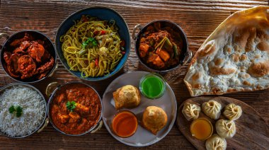 Hint yemekleri ile kompozisyon: samosa, pakora, palak paneer, jalfrezi, thukpa ve naan ekmeği