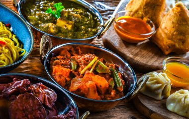 Hint yemekleri ile kompozisyon: samosa, pakora, palak paneer, jalfrezi, thukpa ve naan ekmeği