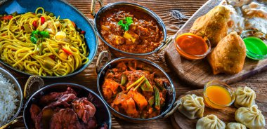 Hint yemekleri ile kompozisyon: samosa, pakora, palak paneer, jalfrezi, thukpa ve naan ekmeği