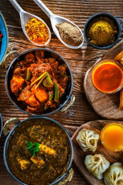 Hint yemekleri ile kompozisyon: samosa, pakora, palak paneer, jalfrezi, thukpa ve naan ekmeği