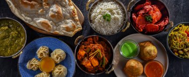 Hint yemekleri ile kompozisyon: samosa, pakora, palak paneer, jalfrezi, thukpa ve naan ekmeği