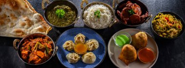 Hint yemekleri ile kompozisyon: samosa, pakora, palak paneer, jalfrezi, thukpa ve naan ekmeği