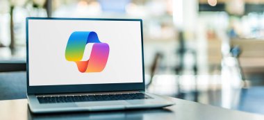 POZNAN, POL - NOV 15, 2023: Microsoft tarafından 2023 yılında tanıtılan bir yapay zeka asistanı olan Microsoft 365 Copilot 'un logosunu gösteren dizüstü bilgisayar