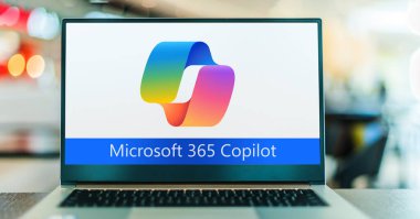POZNAN, POL - NOV 15, 2023: Microsoft tarafından 2023 yılında tanıtılan bir yapay zeka asistanı olan Microsoft 365 Copilot 'un logosunu gösteren dizüstü bilgisayar