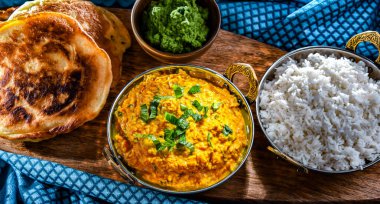 Hint karahi kaplarında servis edilen pirinçli körili tavuk..