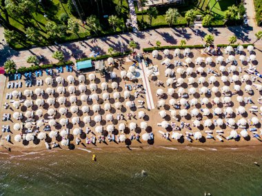 Türk Rivierası 'ndaki Akdeniz plajının havadan görünüşü