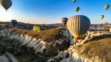 GOREME, TUR - 17, 2023: Kapadokya 'daki Goreme Milli Parkı' nda sıcak hava balonu.