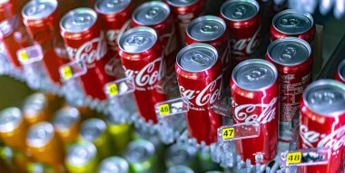 Ankara, TUR - 28 OT. 2023: Coca-Cola kutuları otomatta sergileniyor