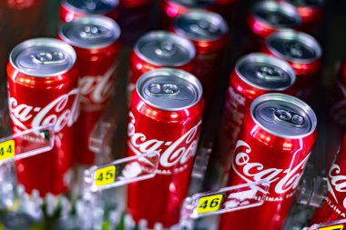 Ankara, TUR - 28 OT. 2023: Coca-Cola kutuları otomatta sergileniyor