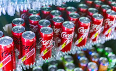 Ankara, TUR - 28 OT. 2023: Coca-Cola kutuları otomatta sergileniyor