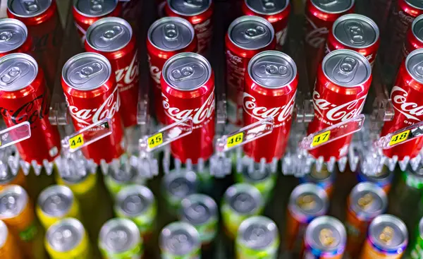 Ankara Tur Oct 2023 Банки Coca Cola Відображаються Торговому Автоматі — стокове фото