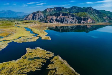 Mugla ilinin Iztuzu Sahili yakınlarındaki Dalyan Delta Nehri 'nin havadan görüntüsü.