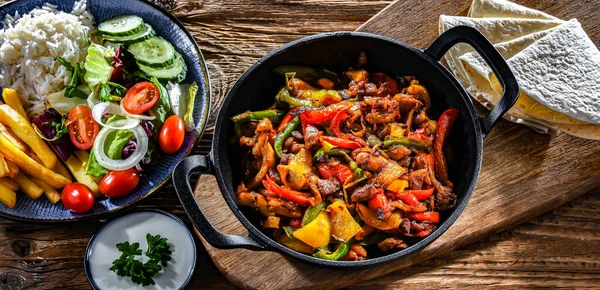 Fajita Stripped Peppers Onions Served Hot Iron Skillet — Stock Photo, Image