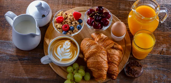 Sarapan Disajikan Dengan Kopi Jus Jeruk Telur Sereal Dan Croissant — Stok Foto