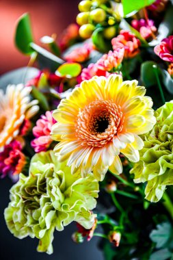 Bir buket taze kesilmiş çiçekle kompozisyon.