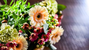 Bir buket taze kesilmiş çiçekle kompozisyon.