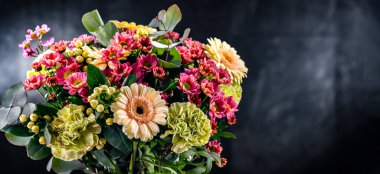 Bir buket taze kesilmiş çiçekle kompozisyon.