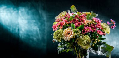 Bir buket taze kesilmiş çiçekle kompozisyon.