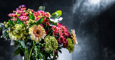 Bir buket taze kesilmiş çiçekle kompozisyon.