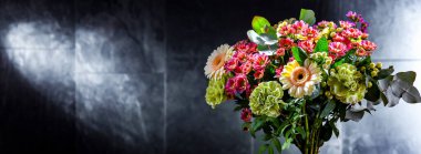 Bir buket taze kesilmiş çiçekle kompozisyon.