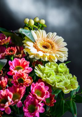 Bir buket taze kesilmiş çiçekle kompozisyon.