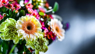 Bir buket taze kesilmiş çiçekle kompozisyon.