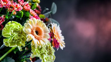 Bir buket taze kesilmiş çiçekle kompozisyon.