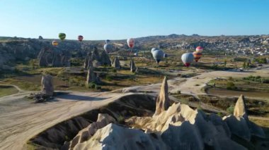 GOREME, TUR - 17, 2023: Kapadokya 'daki Goreme Milli Parkı' nda sıcak hava balonu.