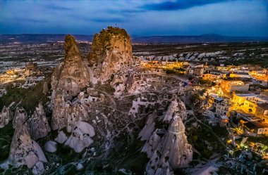 Kapadokya 'nın Nevsehir ilindeki Uchisar Şatosu' nun gün batımından sonra görüntüsü