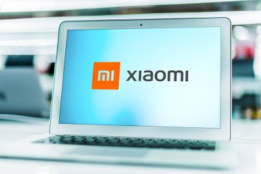 POZNAN, POL - 15 MAR 2021: Merkezi Pekin 'de bulunan çok uluslu bir Çin elektronik şirketi Xiaomi Communications' ın logosunu gösteren dizüstü bilgisayar