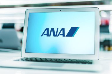 POZNAN, POL - MAR 15, 2021: Tokyo merkezli Zennikku olarak da bilinen All Nippon Airways Co. 'nun logosunu gösteren dizüstü bilgisayar