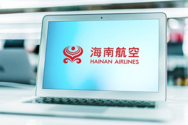 POZNAN, POL - 15 MAR 2021: Haikou, Hainan, Çin merkezli bir havayolu şirketi olan Hainan Havayolları 'nın logosunu gösteren dizüstü bilgisayar