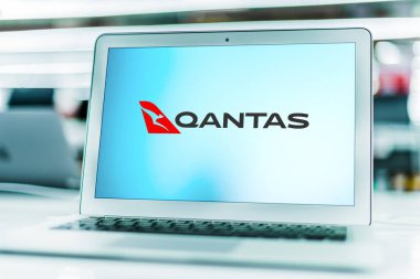 POZNAN, POL - 15 MAR 2021: Avustralya bayrak taşıyıcısı Qantas Airways 'in logosunu gösteren dizüstü bilgisayar
