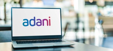 POZNAN, POL - 28 Kasım 2023: Merkezi Ahmedabad, Hindistan 'da bulunan çok uluslu bir şirket olan Adani Group' un logosunu gösteren dizüstü bilgisayar