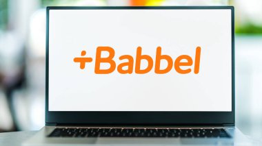 POZNAN, POL - NOV 28, 2023: Almanya 'da abonelik tabanlı dil öğrenme yazılımı ve e-öğrenme platformu olan Babbel' in logosunu gösteren dizüstü bilgisayar