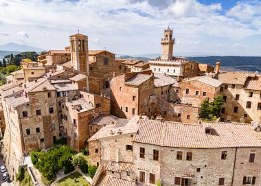 İtalya 'nın güneyindeki Siena eyaletinde yer alan ortaçağ ve Rönesans Tepesi şehri Montepulciano' nun havadan görünüşü.