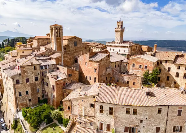 İtalya 'nın güneyindeki Siena eyaletinde yer alan ortaçağ ve Rönesans Tepesi şehri Montepulciano' nun havadan görünüşü.