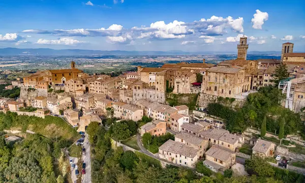 İtalya 'nın güneyindeki Siena eyaletinde yer alan ortaçağ ve Rönesans Tepesi şehri Montepulciano' nun havadan görünüşü.