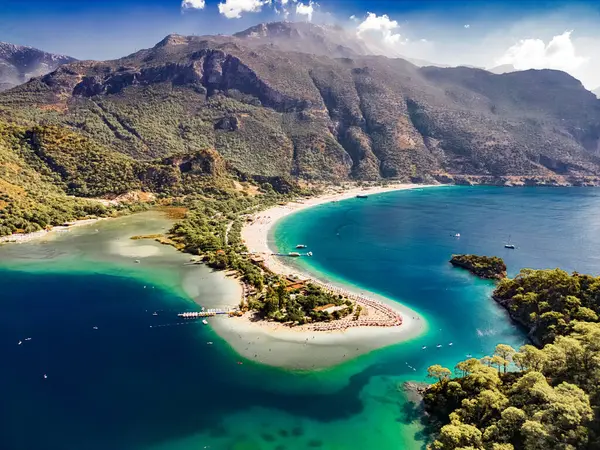 Mugla ilinin Fethiye ilçesine bağlı Oludeniz hava manzarası