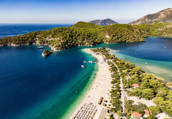 Mugla ilinin Fethiye ilçesine bağlı Oludeniz hava manzarası