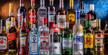 POZNAN, POL - 29 NOV 2023: Bir barda çeşitli küresel likör markaları
