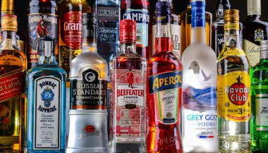 POZNAN, POL - 29 NOV 2023: Bir barda çeşitli küresel likör markaları