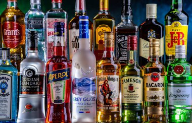 POZNAN, POL - 29 NOV 2023: Bir barda çeşitli küresel likör markaları