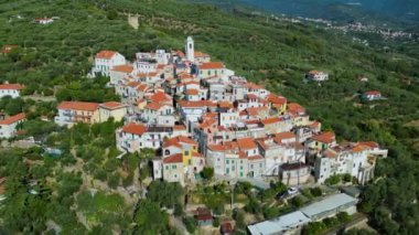 İtalya 'nın Liguria eyaletinin Imperia ilçesine bağlı Torrazza köyü.