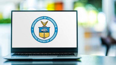 POZNAN, POL - 5 DEC 2023: ABD Ticaret Bakanlığı 'nın mührünü gösteren dizüstü bilgisayar, ABD federal hükümetinin yürütme organı.