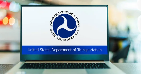 ポーランドのPol Dec 2023 米国運輸省のラップトップコンピュータのシール 米国連邦政府の執行部の一つ — ストック写真