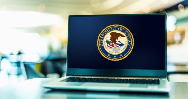 POZNAN, POL - 5 DEC 2023: ABD hükümetinin federal yürütme organı olan Adalet Bakanlığı 'nın mührünü gösteren dizüstü bilgisayar